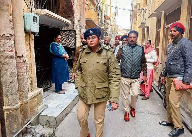 Jalandhar में ड्रग पेडलर का अवैध ढांचा गिराया गया Jalandhar में ड्रग पेडलर का अवैध ढांचा गिराया गया