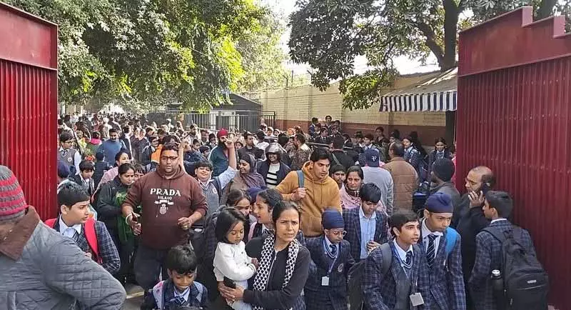 बम की धमकी के बीच Jalandhar के स्कूलों ने शांति बनाए रखी, छात्रों की सुरक्षा सुनिश्चित की बम की धमकी के बीच Jalandhar के स्कूलों ने शांति बनाए रखी, छात्रों की सुरक्षा सुनिश्चित की