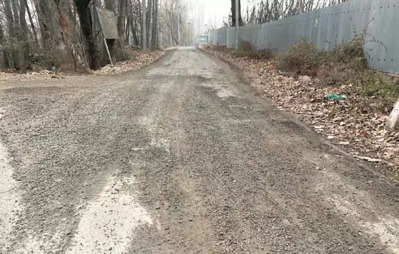 Bandipora में नई बनी ब्लैकटॉप सड़क कुछ ही हफ़्तों में टूट गई। Bandipora में नई बनी ब्लैकटॉप सड़क कुछ ही हफ़्तों में टूट गई।
