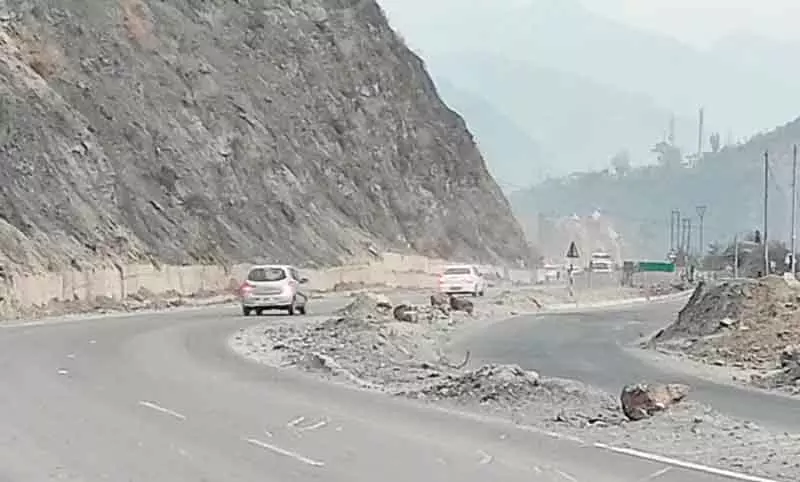 श्रीनगर-जम्मू नेशनल हाईवे 2-वे ट्रैफिक के लिए खुला रहेगा। श्रीनगर-जम्मू नेशनल हाईवे 2-वे ट्रैफिक के लिए खुला रहेगा।
