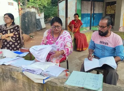 पश्चिम बंगाल में ड्राफ्ट वोटर लिस्ट जारी, SIR अभ्यास का पहला चरण पूरा पश्चिम बंगाल में ड्राफ्ट वोटर लिस्ट जारी, SIR अभ्यास का पहला चरण पूरा
