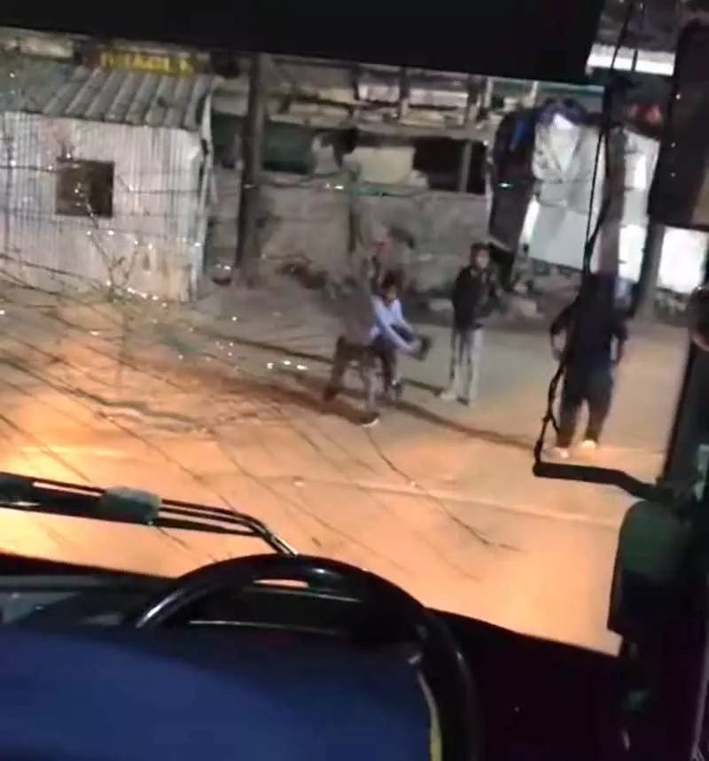 कुल्लू में HRTC बस पर पत्थर फेंकने के आरोप में दो लोग गिरफ्तार कुल्लू में HRTC बस पर पत्थर फेंकने के आरोप में दो लोग गिरफ्तार