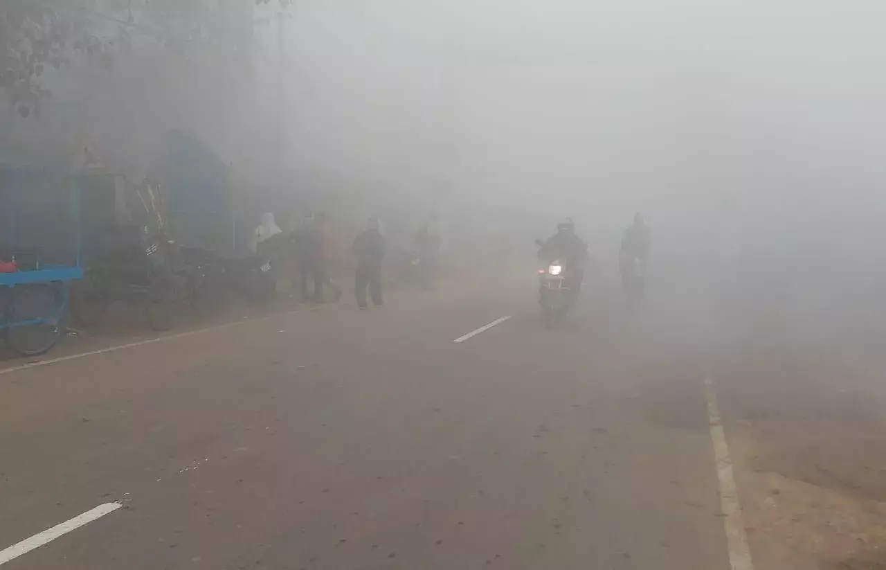 Bhopal: MP में ठंड और कोहरे ने बढ़ाई सड़क हादसों का खतरा Bhopal: MP में ठंड और कोहरे ने बढ़ाई सड़क हादसों का खतरा