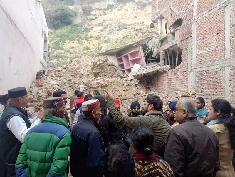 Kullu के इनर अखारा बाज़ार में भूस्खलन से प्रभावित लोगों को मलबा जल्द हटाने का आश्वासन दिया गया है Kullu के इनर अखारा बाज़ार में भूस्खलन से प्रभावित लोगों को मलबा जल्द हटाने का आश्वासन दिया गया है