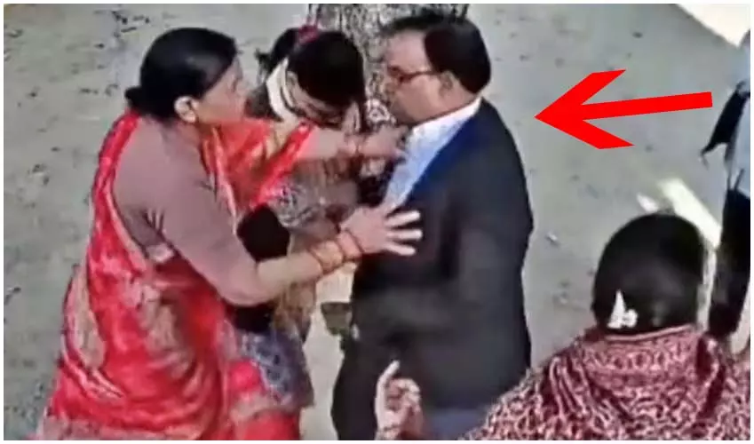 जब महिलाओं ने पकड़ा SDM का कॉलर...वीडियो सामने आने के बाद हड़कंप जब महिलाओं ने पकड़ा SDM का कॉलर...वीडियो सामने आने के बाद हड़कंप