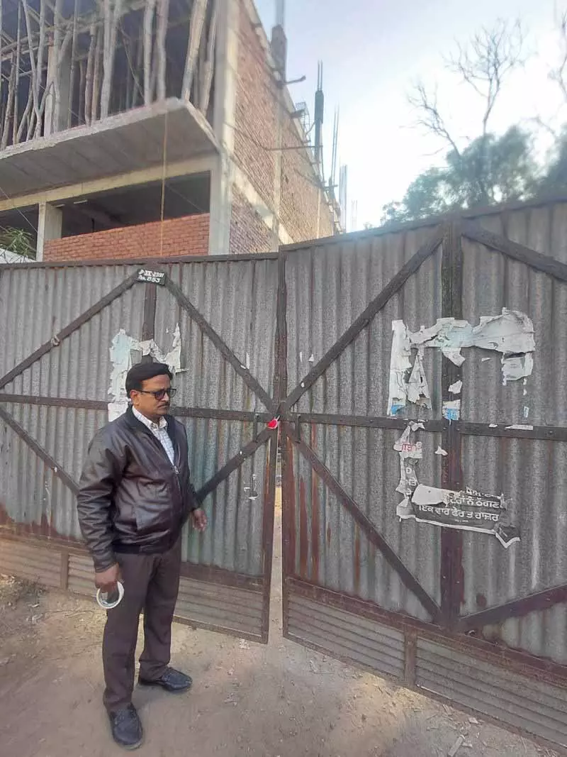 Ludhiana के मॉडल टाउन एक्सटेंशन में 5 अवैध निर्माणाधीन दुकानों को सील किया गया Ludhiana के मॉडल टाउन एक्सटेंशन में 5 अवैध निर्माणाधीन दुकानों को सील किया गया