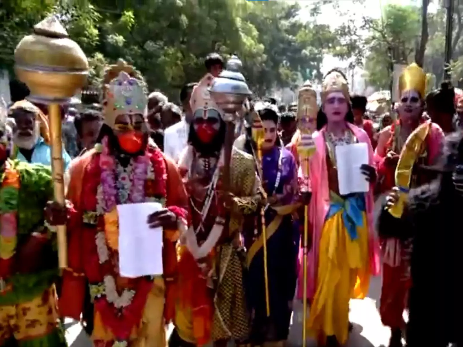 नारिकुरावर समुदाय ने Thirupparankundram पहाड़ी पर दीपक जलाने की मांग को लेकर विरोध प्रदर्शन किया नारिकुरावर समुदाय ने Thirupparankundram पहाड़ी पर दीपक जलाने की मांग को लेकर विरोध प्रदर्शन किया