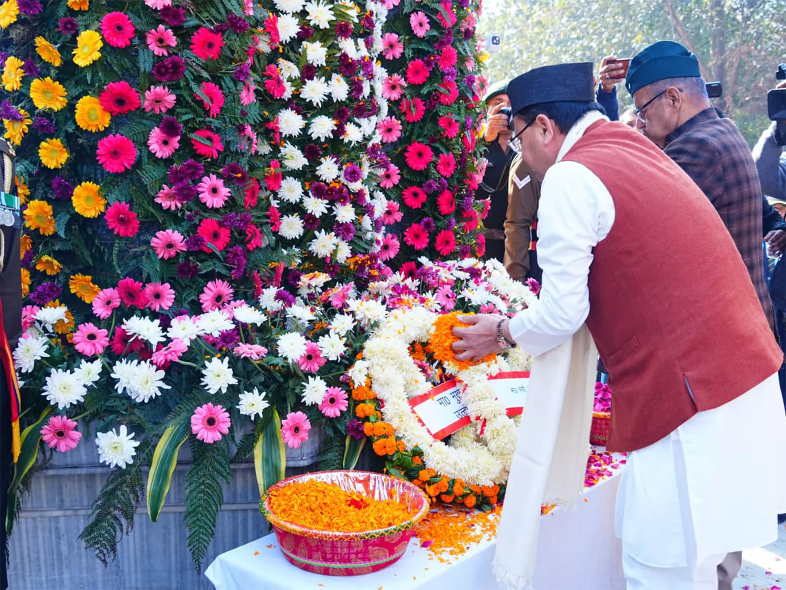 विजय दिवस पर Dhami ने शहीदों को नमन किया विजय दिवस पर Dhami ने शहीदों को नमन किया
