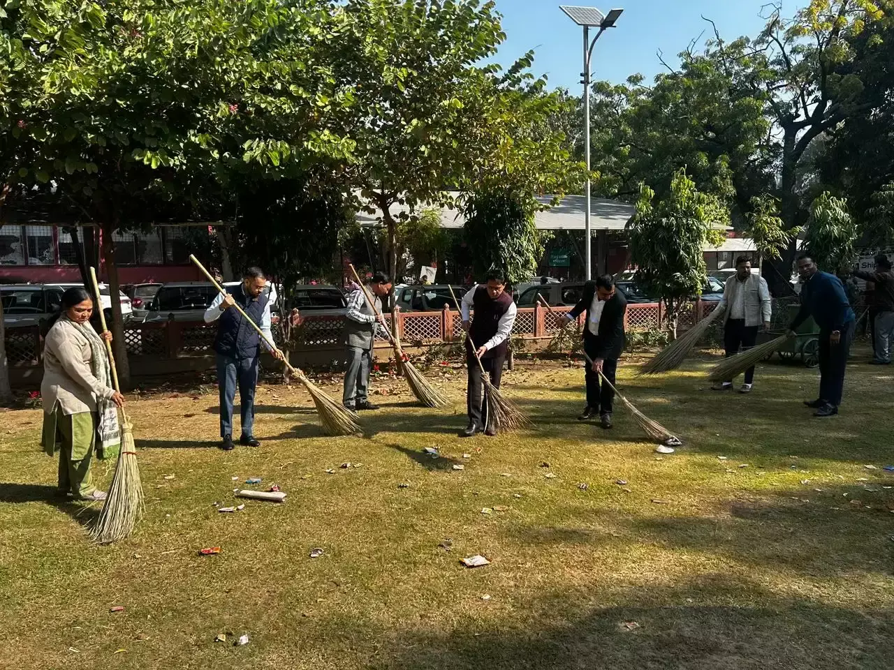 Jaipur: हाथ में झाड़ू थामकर अधिकारियों ने जताई स्वच्छता के प्रति प्रतिबद्धता Jaipur: हाथ में झाड़ू थामकर अधिकारियों ने जताई स्वच्छता के प्रति प्रतिबद्धता