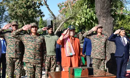 L-G सिन्हा ने अखनूर में राष्ट्रीय ध्वज के खंभे का उद्घाटन किया L-G सिन्हा ने अखनूर में राष्ट्रीय ध्वज के खंभे का उद्घाटन किया