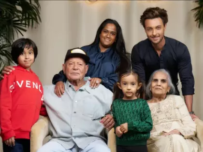 Arpita Khan की सोशल मीडिया पोस्ट में फैमिली के पुराने दिन Arpita Khan की सोशल मीडिया पोस्ट में फैमिली के पुराने दिन