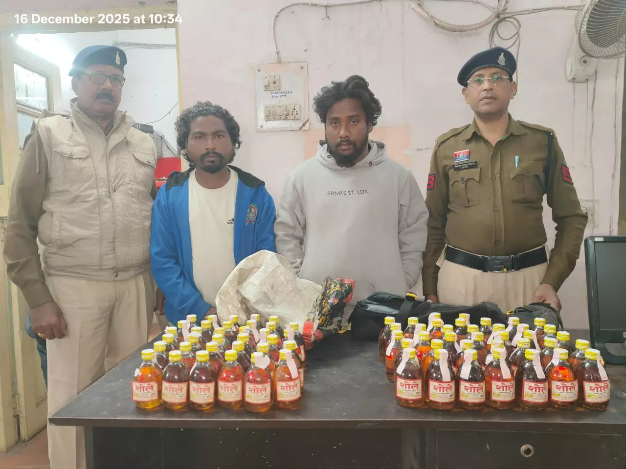 फाफाडीह एक्सप्रेस वे के पास शराब बेचते दो गिरफ्तार फाफाडीह एक्सप्रेस वे के पास शराब बेचते दो गिरफ्तार