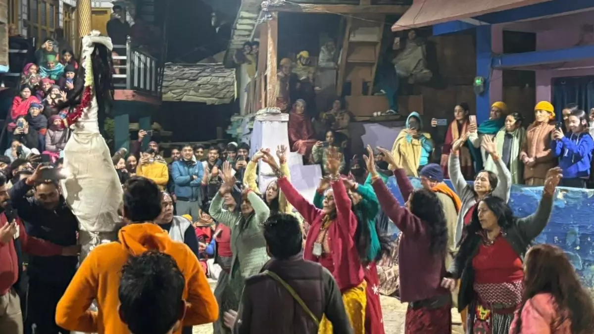 Uttarkashi: पांडव नृत्य में उमड़ा उत्साह, चकोन में नौ दिवसीय थाती पूजन Uttarkashi: पांडव नृत्य में उमड़ा उत्साह, चकोन में नौ दिवसीय थाती पूजन