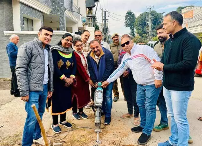 Randhawa ने चन्नी हिम्मत में पानी की कमी खत्म करने के लिए पाइपलाइन के काम की शुरुआत की Randhawa ने चन्नी हिम्मत में पानी की कमी खत्म करने के लिए पाइपलाइन के काम की शुरुआत की
