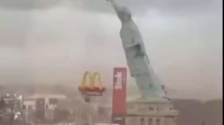 ब्राज़ील में तेज़ हवाओं के कारण Statue of Liberty की प्रतिकृति गिर गई, वीडियो वायरल ब्राज़ील में तेज़ हवाओं के कारण Statue of Liberty की प्रतिकृति गिर गई, वीडियो वायरल