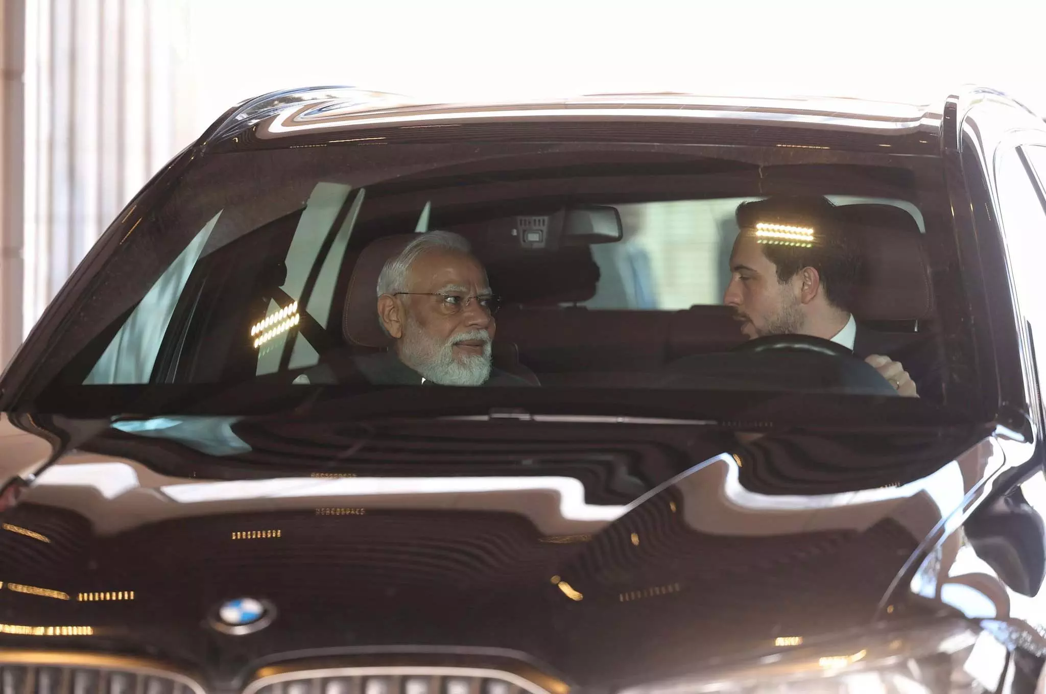 प्रोटोकॉल तोड़कर पैगंबर के 42 वे वंशज ने मोदी के लिए की कार ड्राइव प्रोटोकॉल तोड़कर पैगंबर के 42 वे वंशज ने मोदी के लिए की कार ड्राइव