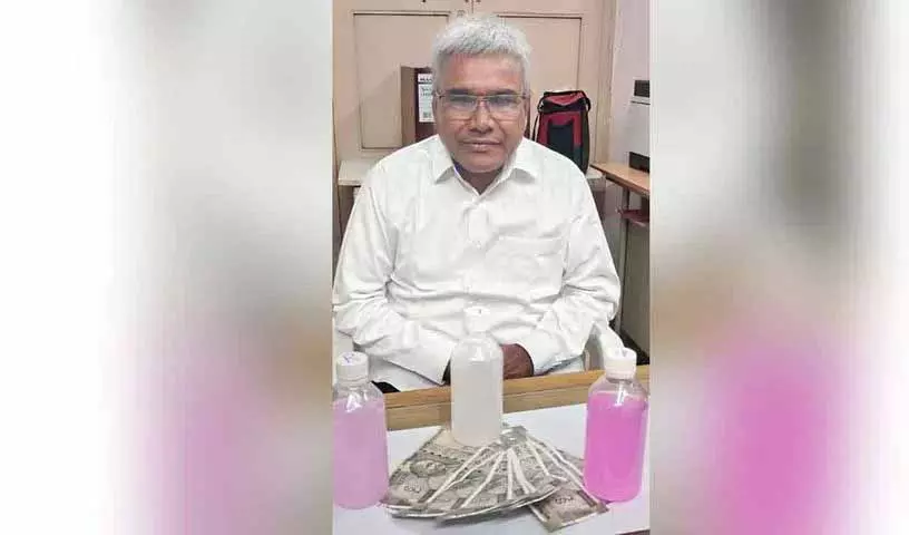 Hyderabad में ऑनलाइन और कैश रिश्वत लेते हुए उस्मानिया यूनिवर्सिटी के इंजीनियर गिरफ्तार Hyderabad में ऑनलाइन और कैश रिश्वत लेते हुए उस्मानिया यूनिवर्सिटी के इंजीनियर गिरफ्तार