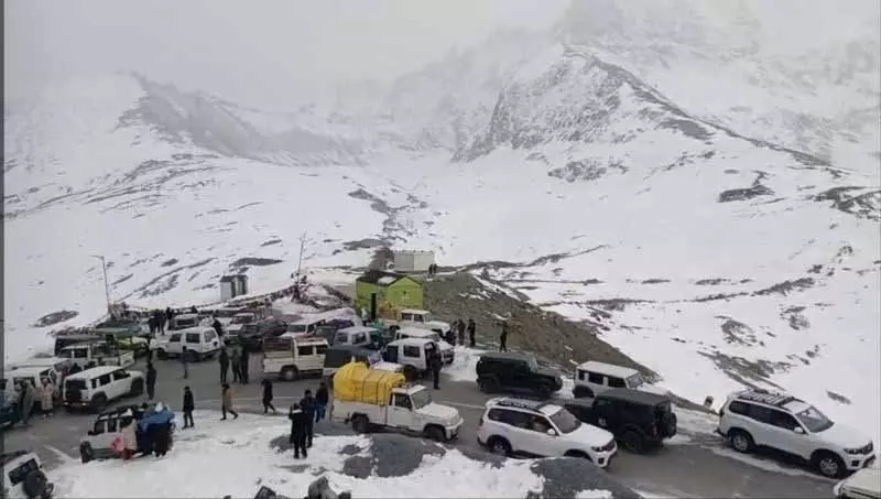 ऊँचे इलाकों में ताज़ा बर्फबारी Lahaul-Spiti के शिंकुला में पर्यटकों को आकर्षित कर रही ऊँचे इलाकों में ताज़ा बर्फबारी Lahaul-Spiti के शिंकुला में पर्यटकों को आकर्षित कर रही