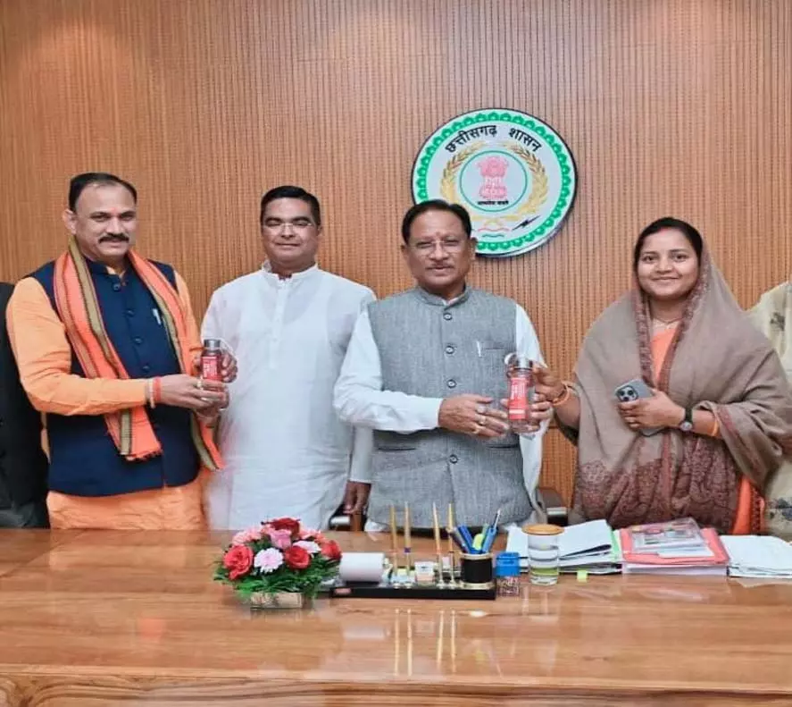 CM विष्णुदेव ने केबिनेट मंत्रियों के साथ रिकेश सेन MLA बोतलबंद पानी किया लांच CM विष्णुदेव ने केबिनेट मंत्रियों के साथ रिकेश सेन MLA बोतलबंद पानी किया लांच
