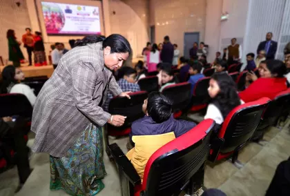 दिल्ली के CM ने महामारी के दौरान माता-पिता खोने वाले बच्चों से बातचीत की दिल्ली के CM ने महामारी के दौरान माता-पिता खोने वाले बच्चों से बातचीत की