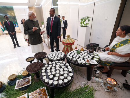 इथियोपिया में गूंजा ‘धरती सुनहरी अंबर नीला’, पीएम मोदी ने भारतीयों से की मुलाकात इथियोपिया में गूंजा ‘धरती सुनहरी अंबर नीला’, पीएम मोदी ने भारतीयों से की मुलाकात