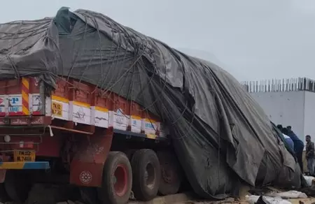 भीषण सड़क हादसा, 4 की मौत 3 गंभीर रूप से घायल भीषण सड़क हादसा, 4 की मौत 3 गंभीर रूप से घायल