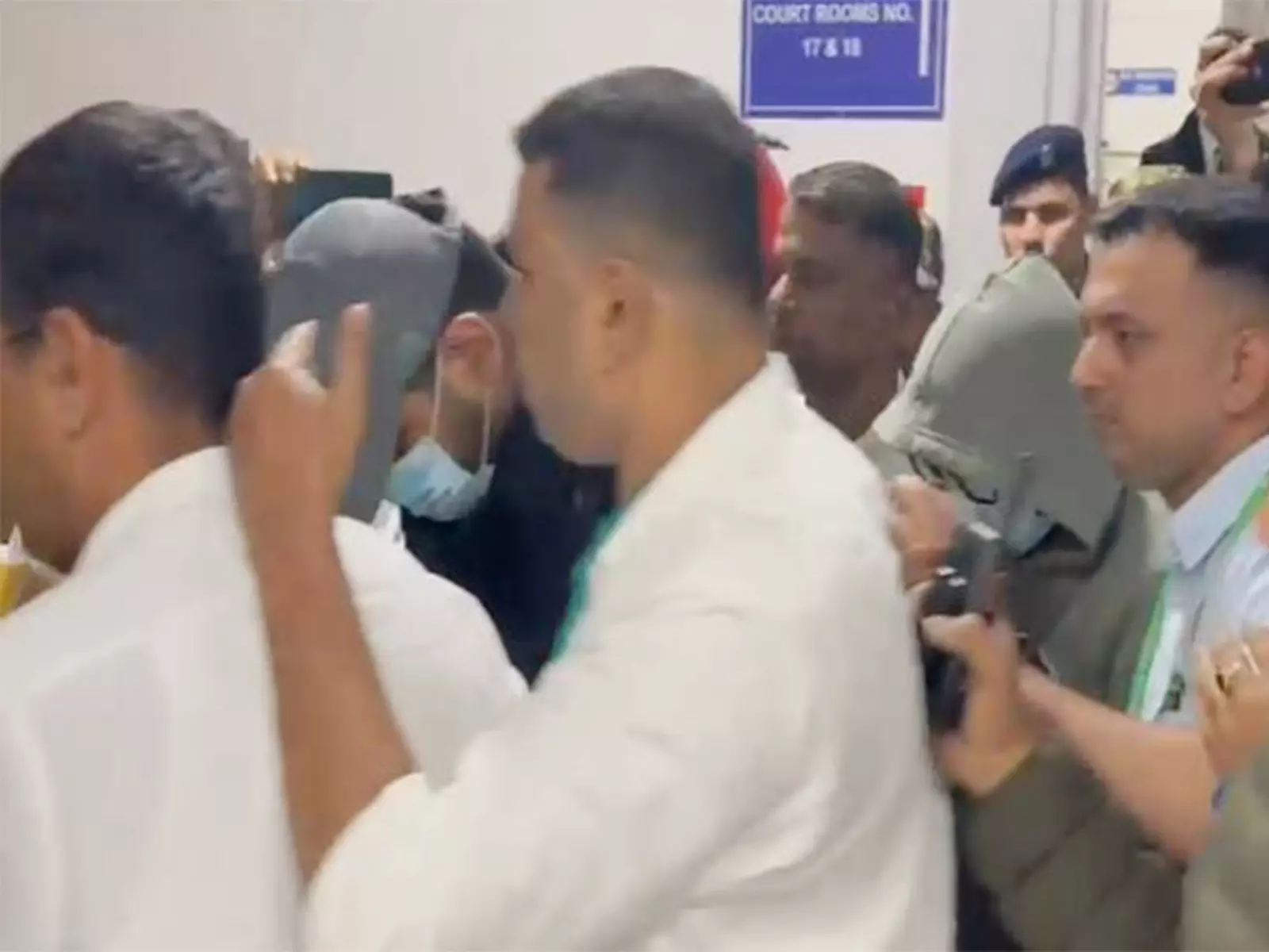 गोवा नाइटक्लब अग्निकांड: Delhi कोर्ट ने लूथरा बंधुओं की 48 घंटे ट्रांजिट रिमांड दी गोवा नाइटक्लब अग्निकांड: Delhi कोर्ट ने लूथरा बंधुओं की 48 घंटे ट्रांजिट रिमांड दी