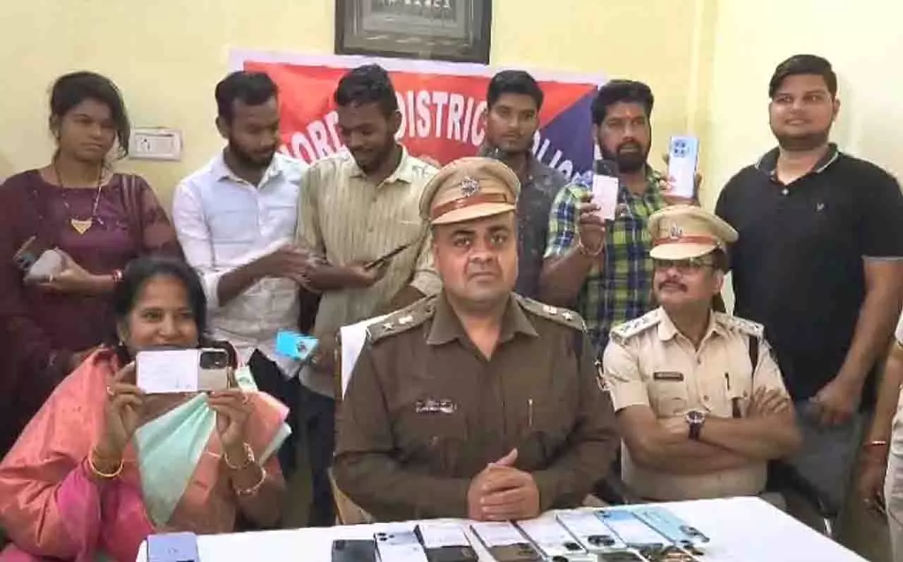 Odisha पुलिस ने खोए और चोरी हुए मोबाइल फोन मालिकों को लौटा दिए Odisha पुलिस ने खोए और चोरी हुए मोबाइल फोन मालिकों को लौटा दिए