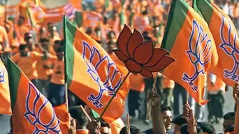 Malay सहज महसूस नहीं कर रहे हैं, अग्निमित्रा पर भी वोटर्स का दबाव Malay सहज महसूस नहीं कर रहे हैं, अग्निमित्रा पर भी वोटर्स का दबाव