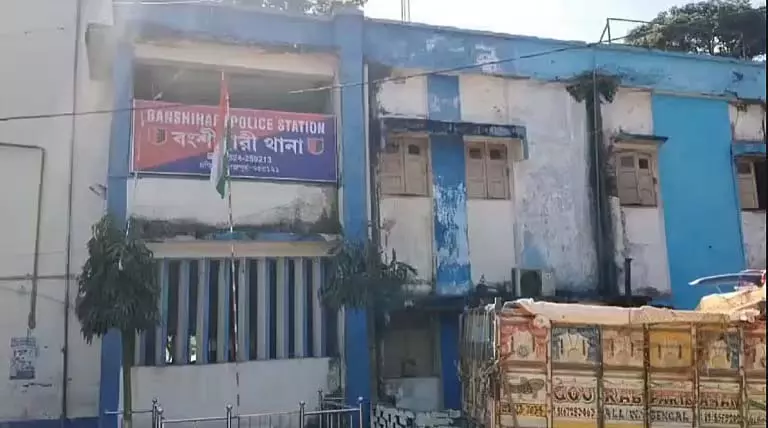 नकद, सोना और बंसीहारी की चोरी से इलाके में हड़कंप मच गया नकद, सोना और बंसीहारी की चोरी से इलाके में हड़कंप मच गया
