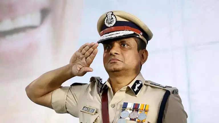 DG राजीव कुमार, सीपी मुकेश कुमार को फटकार; अनीश सरकार सस्पेंड DG राजीव कुमार, सीपी मुकेश कुमार को फटकार; अनीश सरकार सस्पेंड