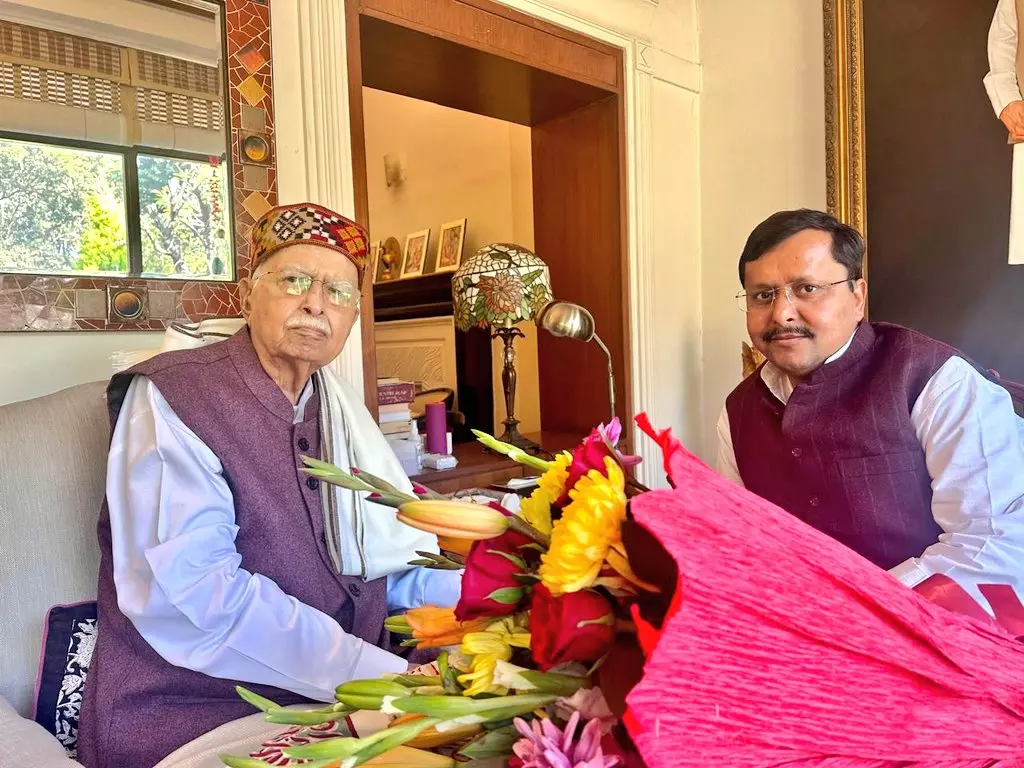 भाजपा अध्यक्ष ने लालकृष्ण आडवाणी से की आत्मीय भेंट भाजपा अध्यक्ष ने लालकृष्ण आडवाणी से की आत्मीय भेंट