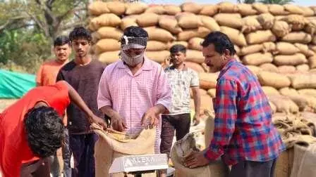 विष्णु सरकार की पारदर्शी धान खरीदी प्रक्रिया से हुए प्रसन्न किसान पियाराम विष्णु सरकार की पारदर्शी धान खरीदी प्रक्रिया से हुए प्रसन्न किसान पियाराम