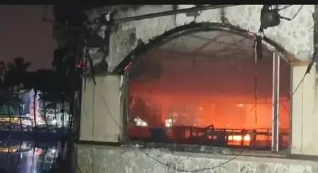नाइटक्लब अग्निकांड: पटियाला हाउस कोर्ट ने लूथरा ब्रदर्स को 48 घंटे की ट्रांजिट रिमांड पर भेजा नाइटक्लब अग्निकांड: पटियाला हाउस कोर्ट ने लूथरा ब्रदर्स को 48 घंटे की ट्रांजिट रिमांड पर भेजा