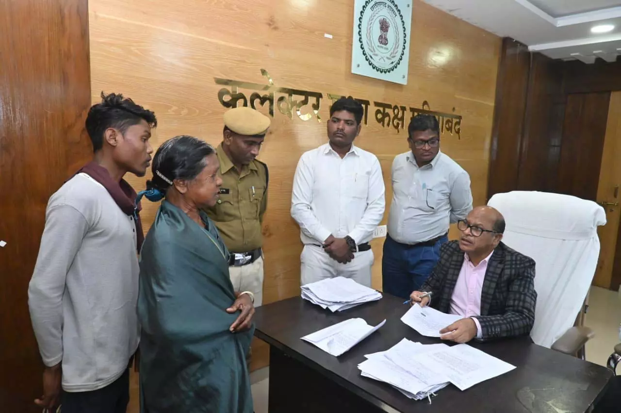 कलेक्टर उइके ने 60 आवेदकों की सुनी समस्याए कलेक्टर उइके ने 60 आवेदकों की सुनी समस्याए