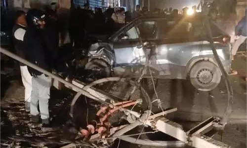 Haryana: बेकाबू कार बिजली खंभे से टकराई, दो खंभे टूटे, बिजली सप्लाई बाधित Haryana: बेकाबू कार बिजली खंभे से टकराई, दो खंभे टूटे, बिजली सप्लाई बाधित