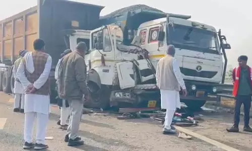 CISF इंस्पेक्टर और बिजनेसमैन की मौत, कई वाहन टकराए CISF इंस्पेक्टर और बिजनेसमैन की मौत, कई वाहन टकराए