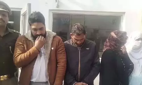 व्यापारी को वीडियो कॉल में नग्न कर हनीट्रैप में फंसाया, दो महिला और दो पुरुष अरेस्ट व्यापारी को वीडियो कॉल में नग्न कर हनीट्रैप में फंसाया, दो महिला और दो पुरुष अरेस्ट