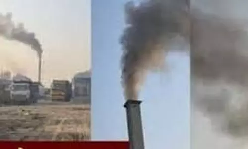 Greater Noida: GRAP-4 के बावजूद हॉट मिक्स प्लांट से जहरीला धुआं