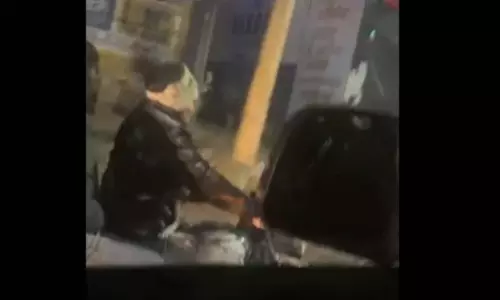 बाप रे! गुंडागर्दी का LIVE वीडियो, डर गई कार में बैठी फैमिली बाप रे! गुंडागर्दी का LIVE वीडियो, डर गई कार में बैठी फैमिली