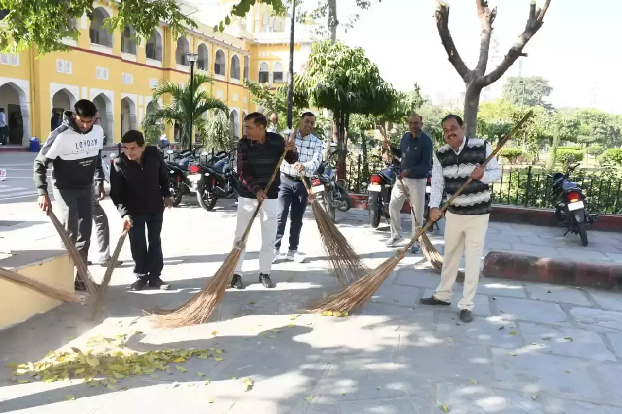 Jaipur: जयपुर पुलिस कमिश्नर ने झाड़ू लगाकर किया स्वच्छता का आह्वान Jaipur: जयपुर पुलिस कमिश्नर ने झाड़ू लगाकर किया स्वच्छता का आह्वान