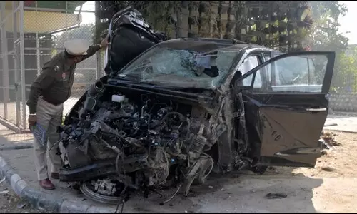 Ludhiana: कुत्ते को बचाने की कोशिश में इनोवा कार रेलिंग से टकरा गई Ludhiana: कुत्ते को बचाने की कोशिश में इनोवा कार रेलिंग से टकरा गई