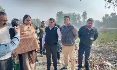 Yamunanagar मेयर ने ओवरफ्लो हो रही नाली का निरीक्षण किया Yamunanagar मेयर ने ओवरफ्लो हो रही नाली का निरीक्षण किया
