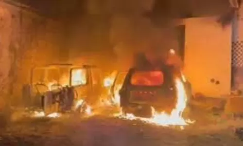 Gurugram: नकाबपोश व्यक्ति ने दो कारों में आग लगा दी, पुलिस मामले की जांच कर रही है