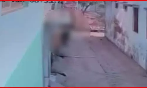 लड़की से छेड़छाड़, घटना CCTV में कैद, पुलिस ने आरोपी को सिखाया सबक लड़की से छेड़छाड़, घटना CCTV में कैद, पुलिस ने आरोपी को सिखाया सबक