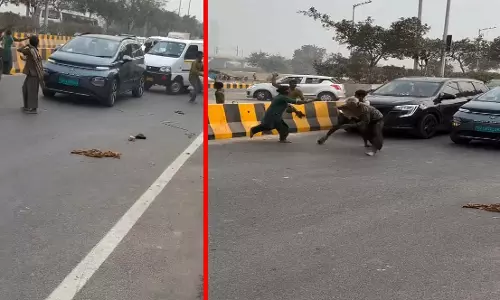 दो पक्षों के बीच जमकर मारपीट, बीच सड़क पर चला लाठी-डंडा और ईंट-पत्थर, वीडियो आया सामने दो पक्षों के बीच जमकर मारपीट, बीच सड़क पर चला लाठी-डंडा और ईंट-पत्थर, वीडियो आया सामने