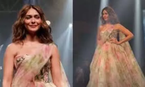 Mrunal Thakur : कलरफुल ड्रेस में मृणाल ठाकुर ने किया रैंप वॉक Mrunal Thakur : कलरफुल ड्रेस में मृणाल ठाकुर ने किया रैंप वॉक
