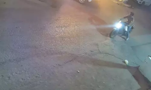 व्यापारी को डराने कार में आगजनी, दो युवक गिरफ्तार
