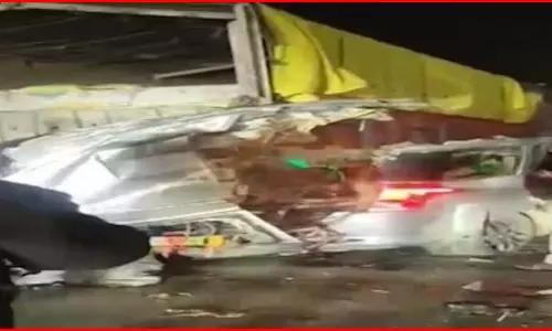 खड़े ट्रक से टकराई तेज रफ्तार कार, चार की मौत