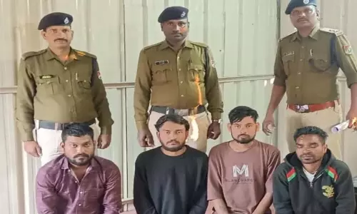 ट्रेन में दुर्ग के बदमाशों ने मचाया उत्पात, टीटीई का कॉलर भी पकड़ा ट्रेन में दुर्ग के बदमाशों ने मचाया उत्पात, टीटीई का कॉलर भी पकड़ा